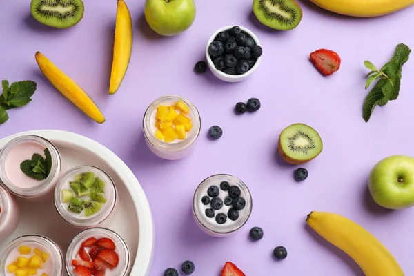 Joghurtmaschine Mit Gläsern Und Verschiedenen Früchten Auf Fliederfarbenem Hintergrund Flache — Stockfoto