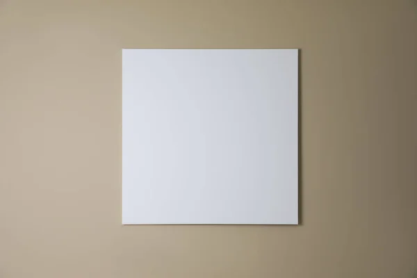 ベージュの壁に空白のキャンバス デザインのための空間 — ストック写真