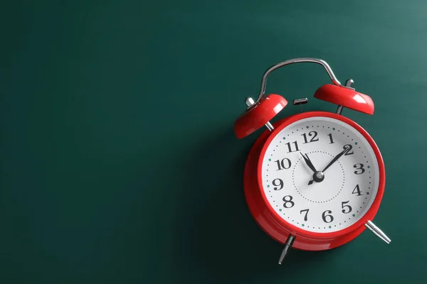 Годинник Нагадування Простір Тексту Зеленому Тлі Вид Зверху Шкільний Час — стокове фото