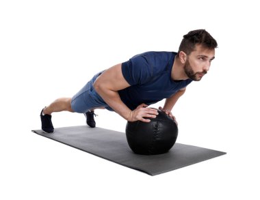 Spor yapan sporcu, beyaza izole edilmiş ilaç topuyla egzersiz yapıyor.