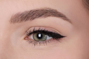 Kalıcı makyaj prosedüründen önce genç bayan, yakın çekim.
