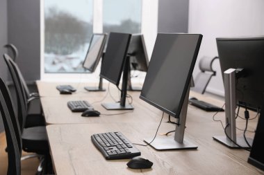 Açık uzay ofisindeki birçok modern bilgisayar