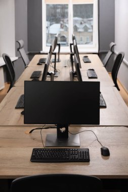Açık uzay ofisindeki birçok modern bilgisayar