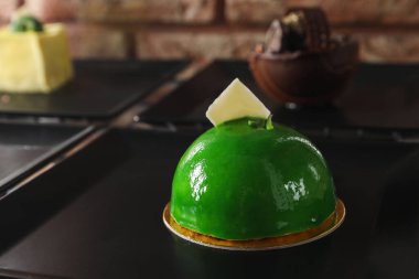 Tabakta beyaz çikolatayla süslenmiş lezzetli bir tatlı, yakın plan. Metin için boşluk