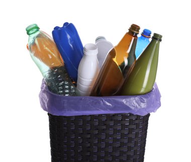 Beyaz arka planda plastik şişelerle dolu çöp kutusu, yakın plan. Çöp geri dönüşümü