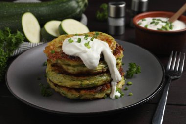 Ahşap masada ekşi kremalı lezzetli kabaklı börek.