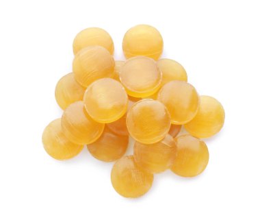 Beyaz arka planda birçok sarı öksürük pastili, üst görünüm