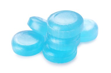 Beyaz zemin üzerinde birçok açık mavi öksürük damlası