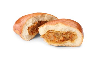 Beyaz arka planda lahana olan lezzetli fırında köfte.