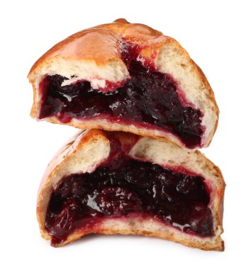 Beyaz arka planda kirazlı lezzetli fırında köfte.