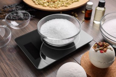 El yapımı banyo bombaları ve ahşap masadaki malzemeler.