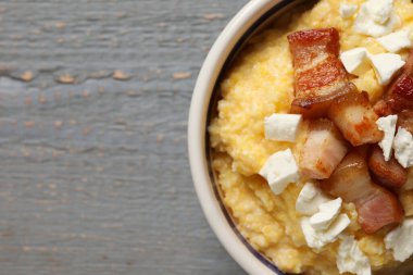 Gri ahşap masadaki kasede nefis geleneksel Ukrayna banosh 'u, üst manzara. Metin için boşluk