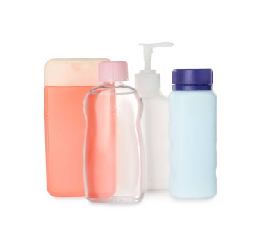 Beyaz arka planda bebek kozmetik ürünleri şişeleri