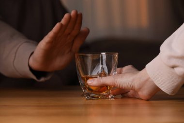 İçerde viski içmeyi reddeden adam, yakın plan. Alkol bağımlılığı tedavisi