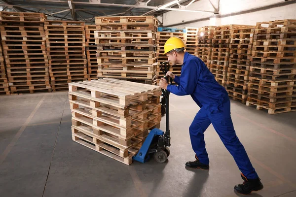 Trabalhador Movimento Paletes Madeira Com Empilhadeira Manual Armazém — Fotografia de Stock