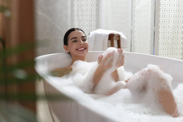 Hermosa Mujer Joven Tomando Baño Burbujas Casa —  Fotos de Stock