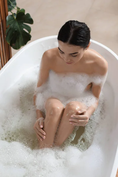 Mooie Jonge Vrouw Nemen Bubbelbad Thuis Boven Uitzicht — Stockfoto