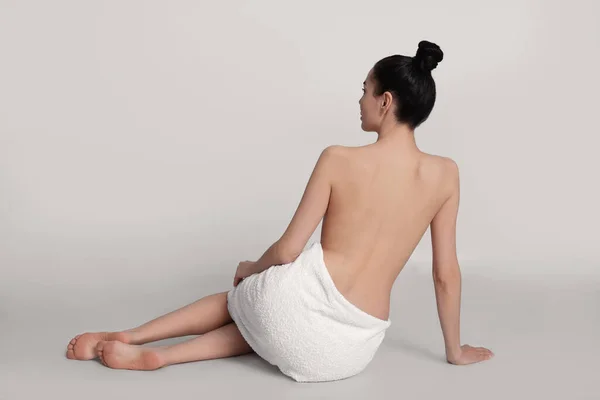 Rückenansicht Einer Frau Mit Perfekt Glatter Haut Die Auf Hellem — Stockfoto