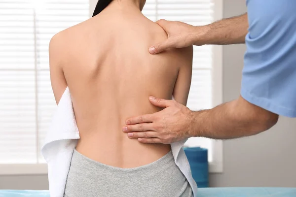 Ortopedista Examinando Espalda Mujer Clínica Primer Plano Tratamiento Escoliosis —  Fotos de Stock