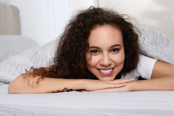 Ευτυχισμένη Όμορφη Αφρο Αμερικανίδα Ξαπλωμένη Στο Κρεβάτι Στο Σπίτι — Φωτογραφία Αρχείου