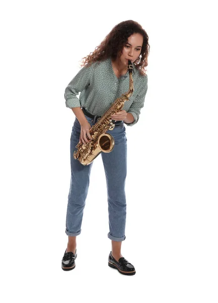 Schöne Afroamerikanerin Spielt Saxofon Auf Weißem Hintergrund — Stockfoto