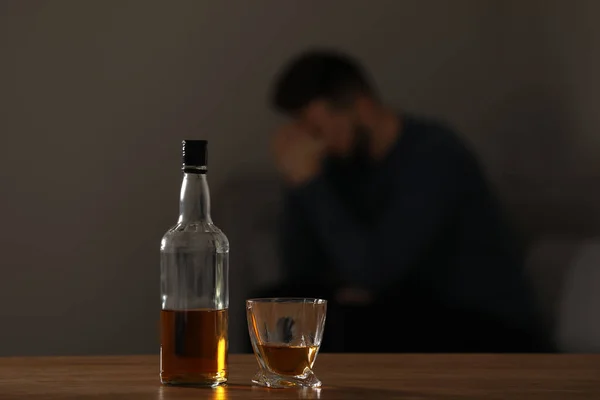 Verslaafde Man Thuis Focus Tafel Met Alcoholische Drank Ruimte Voor — Stockfoto