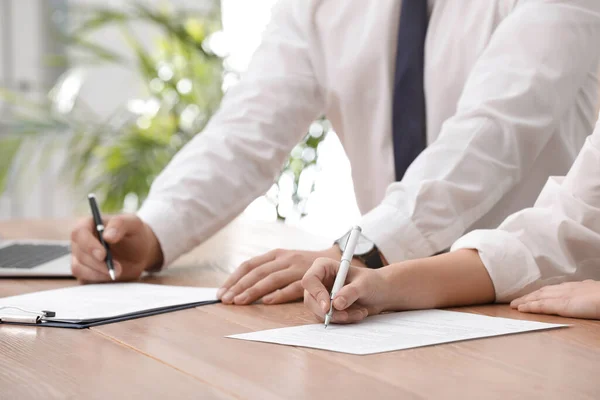 Frau Unterschreibt Vertrag Tisch Büro Nahaufnahme — Stockfoto