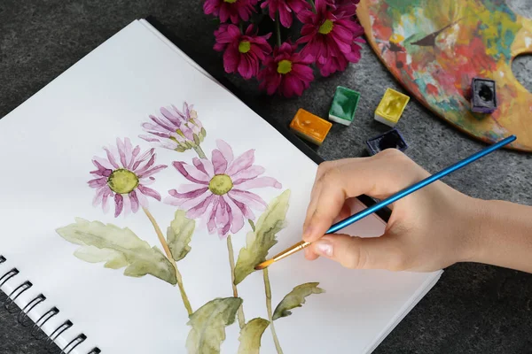 Vrouw Tekening Mooie Chrysant Bloemen Schetsboek Aan Grijze Tafel Close — Stockfoto