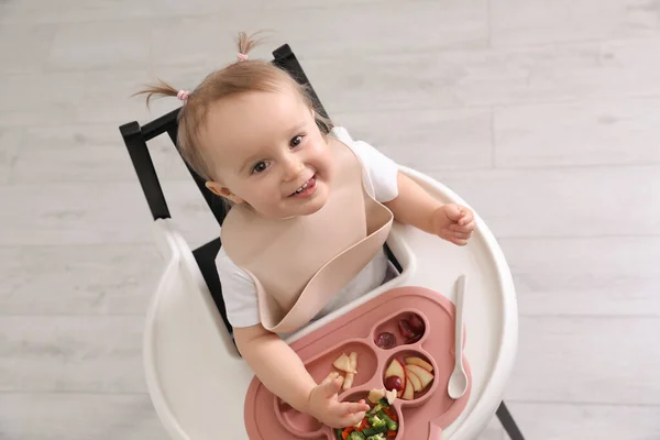 Lindo Bebé Comiendo Comida Silla Alta Interior Por Encima Vista — Foto de Stock