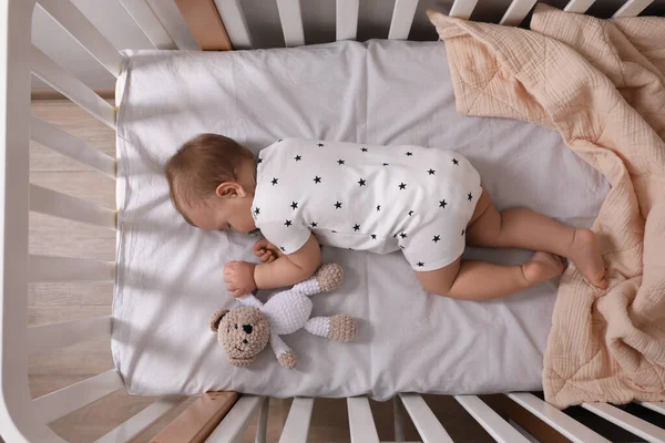 Entzückendes Kleines Baby Mit Schnuller Und Spielzeug Das Kinderbett Schläft — Stockfoto