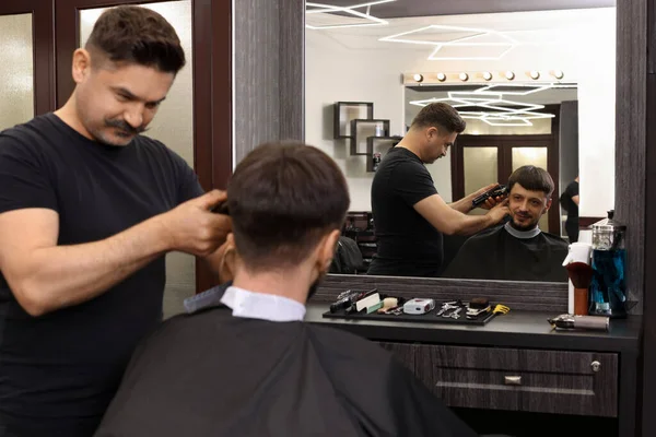 Peluquería Profesional Haciendo Corte Pelo Con Estilo Barbería —  Fotos de Stock