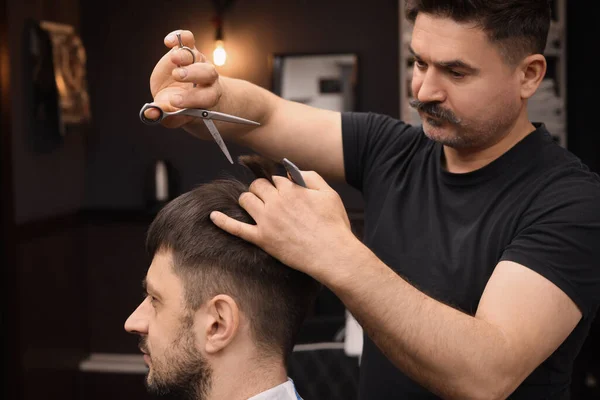 Cabeleireiro Profissional Cortando Cabelo Homem Barbearia — Fotografia de Stock