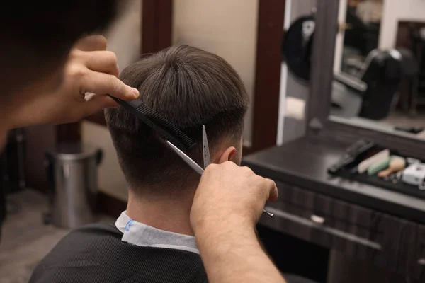 Professional Hairdresser Cutting Man Hair Barbershop — Stock Photo, Image
