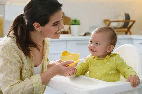 Annesi Küçük Bebeğini Mutfakta Besliyor — Stok fotoğraf