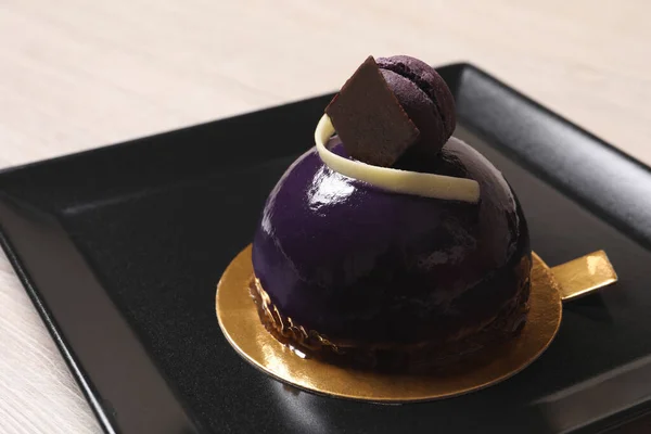 Délicieux Dessert Décoré Macaron Sur Table Blanche Gros Plan — Photo