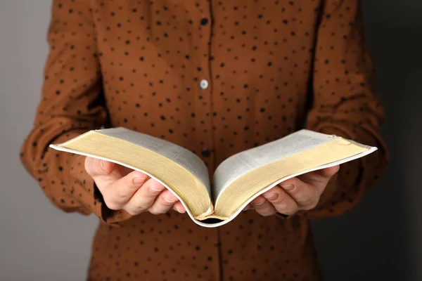 Ncil Okuyan Mütevazı Bir Kadın Yakın Plan Dini Edebiyat — Stok fotoğraf