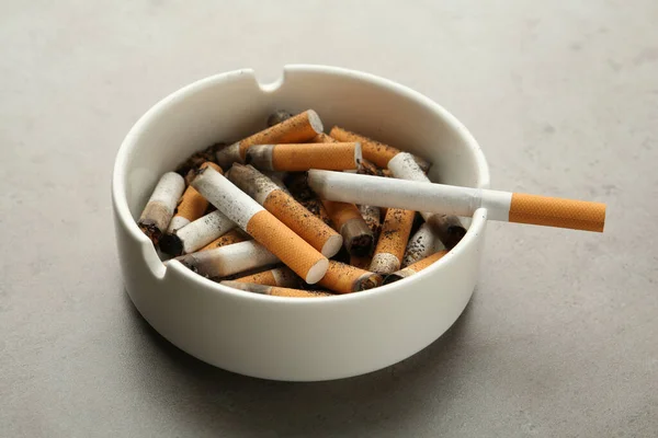 Keramischer Aschenbecher Voller Zigarettenstummel Auf Grauem Tisch — Stockfoto
