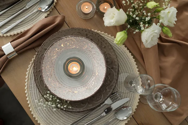 摆设节日餐桌 用漂亮的蜡烛和花卉装饰 — 图库照片