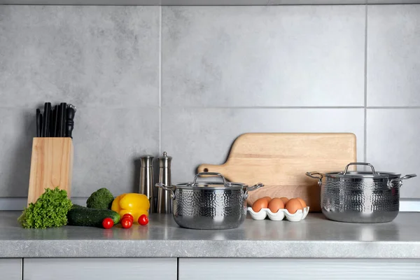 台所で灰色のカウンターの上に異なる調理器具や製品のセット テキストのスペース — ストック写真