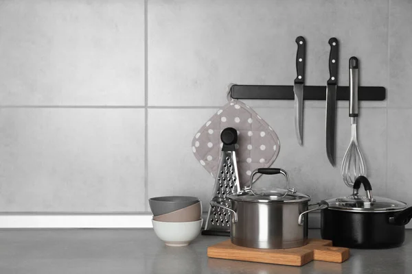 Kochutensilien Und Andere Küchenutensilien Auf Grauer Arbeitsplatte Raum Für Text — Stockfoto