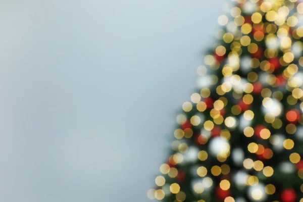 灰色の背景に美しく装飾されたクリスマスツリーのぼやけた景色 テキストのためのスペース — ストック写真
