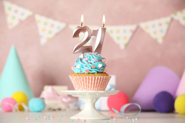 21岁生日 精美的纸杯蛋糕 白色桌子上摆着供成人派对用的数字形蜡烛 — 图库照片