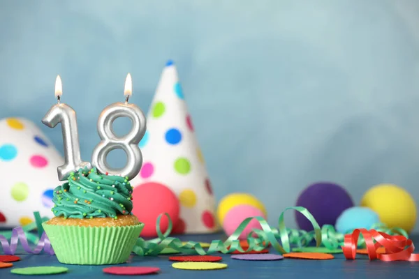 Geburtstag Coming Age Party Köstlicher Cupcake Mit Zahlenförmigen Kerzen Auf — Stockfoto