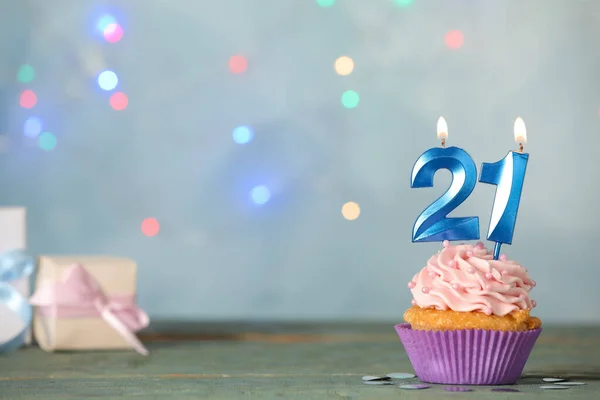 21Α Γενέθλια Πάρτι Ενηλικίωσης Πεντανόστιμο Cupcake Κεριά Σχήμα Αριθμού Γαλάζιο — Φωτογραφία Αρχείου
