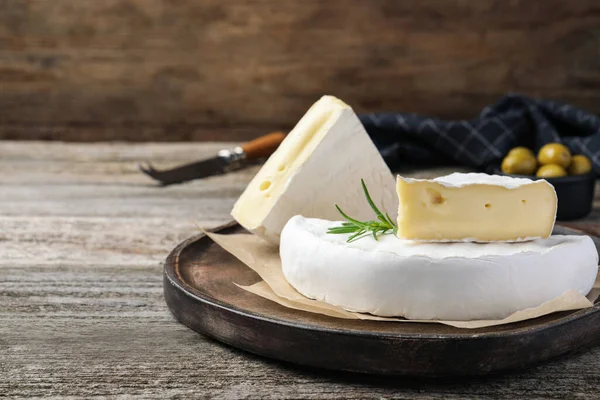 Saboroso Queijo Brie Cortado Com Alecrim Mesa Madeira Espaço Para — Fotografia de Stock