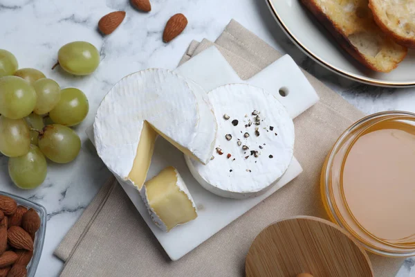 Composição Leigos Plana Com Queijo Brie Saboroso Mesa Mármore Branco — Fotografia de Stock