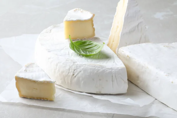 Delizioso Brie Cheese Con Basilico Sulla Tavola Grigio Chiaro — Foto Stock
