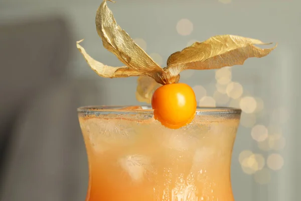 Erfrischender Cocktail Mit Physalis Früchten Gegen Verschwommenes Festliches Licht Nahaufnahme — Stockfoto