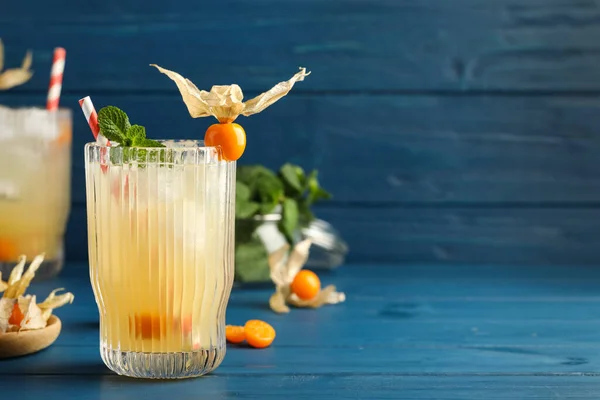 Erfrischender Cocktail Mit Physalis Früchten Auf Blauem Holztisch Raum Für — Stockfoto