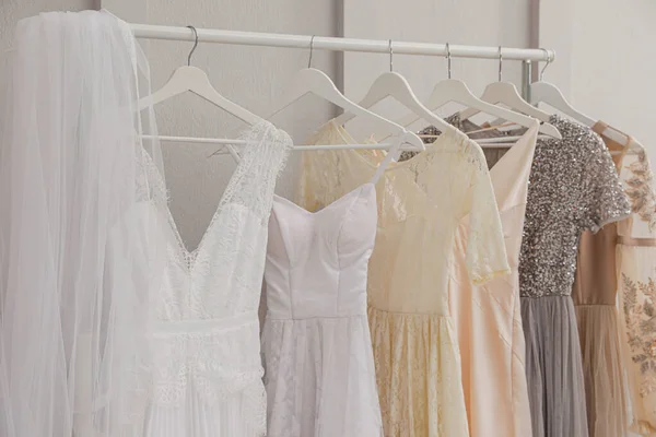 Cabides Com Diferentes Vestidos Bonitos Véu Casamento Rack Atelier — Fotografia de Stock